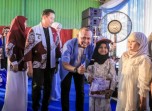 Pemko Pekanbaru Bagikan Seragam Gratis untuk 19.900 Siswa SD dan SMP