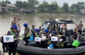 Polwan Polda Riau Jelajah Sungai Duku, Salurkan Sembako dan Buka Klinik Terapung