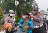 Ditlantas Polda Riau Bagikan 1.000 Masker di Tengah Kabut Asap Pekanbaru