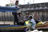 Satlantas Polresta Pekanbaru Berikan Bantuan Nelayan Sungai Siak.