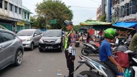 Jelang Imlek, Satlantas Polresta Pekanbaru Turun Tangan Atur Lalin di Pasar Sago yang Padat