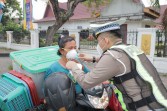 Kualitas Udara Memburuk, Polresta Pekanbaru Bagikan 1.300 Masker N95 kepada Pengendara