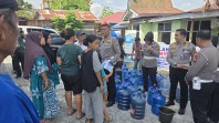 Masih Dalam Rangka Hut Bhayangkara ke - 80, Satlantas Polresta Pekanbaru Bagikan 10.000 Liter Air Bersih Ke Warga Jalan Tanjung Batu.