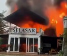 Kafe Dua Lantai di Jalan Kartama Pekanbaru Terbakar, Enam Mobil Damkar Dikerahkan