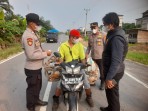 Polsek Teluk Meranti Bagikan Masker, Warga Diimbau Waspadai Kabut Asap Karhutla