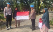 Ekspedisi Merah Putih Sipropam Polres Pelalawan Bagikan 30 Bendera ke Warga Rantau Baru