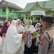 Tebar “THR Hijau”, Ribuan Jemaah Sholat Idul Fitri Terima Bibit Pohon dalam Semangat Green Policing Dari Polsek Dumai Timur.