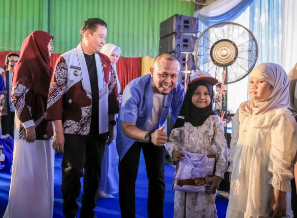 Pemko Pekanbaru Bagikan Seragam Gratis untuk 19.900 Siswa SD dan SMP