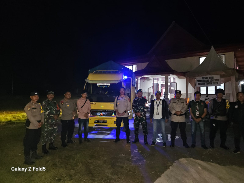 Polsek Tualang bersama BKO Brimob Kawal Ketat Pengiriman Kotak Suara dari PPK ke KPU