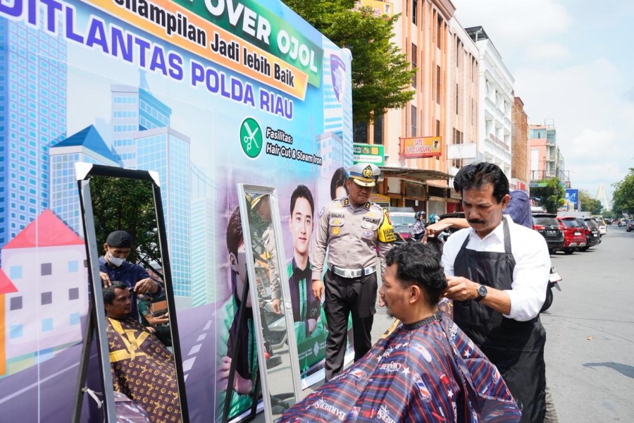 Ditlantas Polda Riau Beri Make Over Gratis bagi Ojol Tertib Lalu Lintas