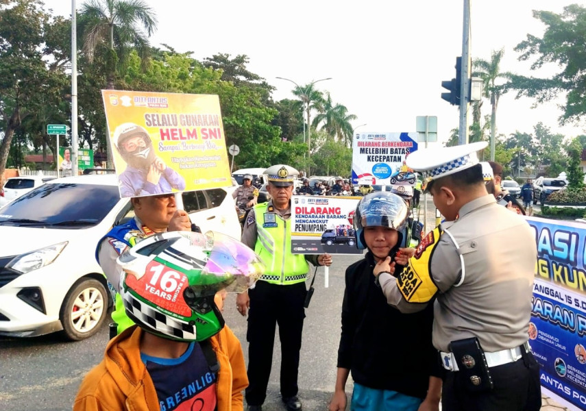 Sukseskan OPS Zebra LK 2024 dan Pilkada Damai, Ditlantas Polda Riau Bagikan Puluhan Brosur Himbauan Bijak Bermedsos dan Himbauan Kamseltibcarlantas hingga Helm SNI Gratis