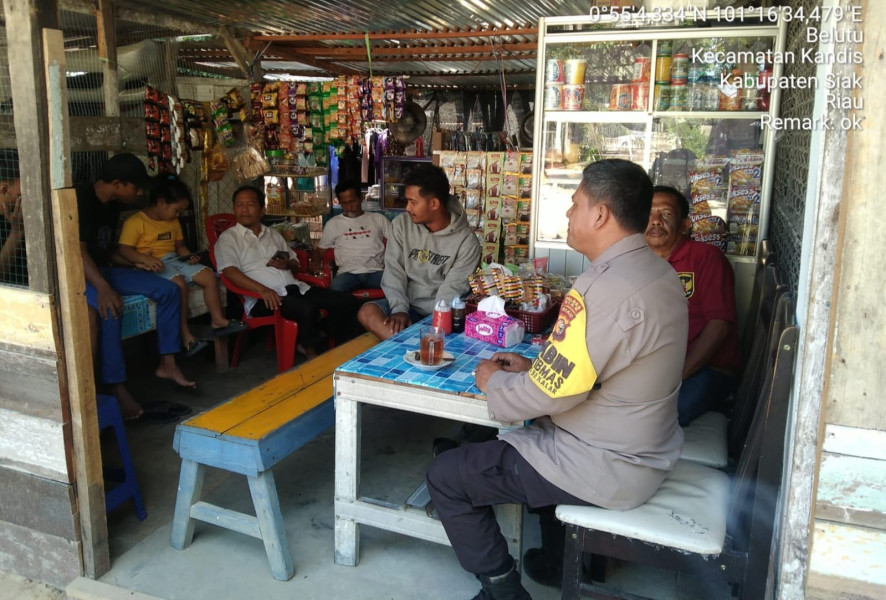 Bhabinkamtibmas Sambangi Warga Kampung Bekalar Dalam Rangka Cooling System di Kec. Kandis