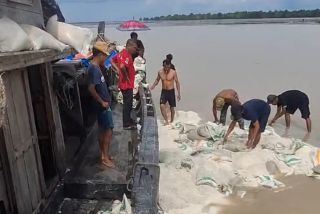 Kapal Bermuatan Beras Bulog Karam di Perairan Kuala Merbau Meranti