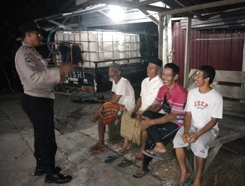 Patroli Malam, Bhabinkamtibmas Laksanakan Cooling System Pilkada Damai