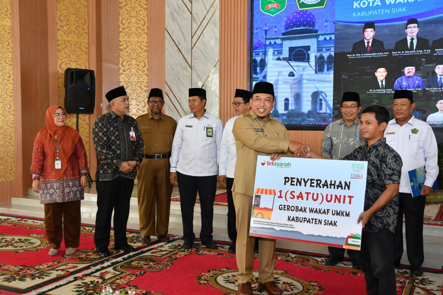 Pelaku UMKM di Siak Terima Wakaf Gerobak dari Program CWLD Seri-002 YBRKS