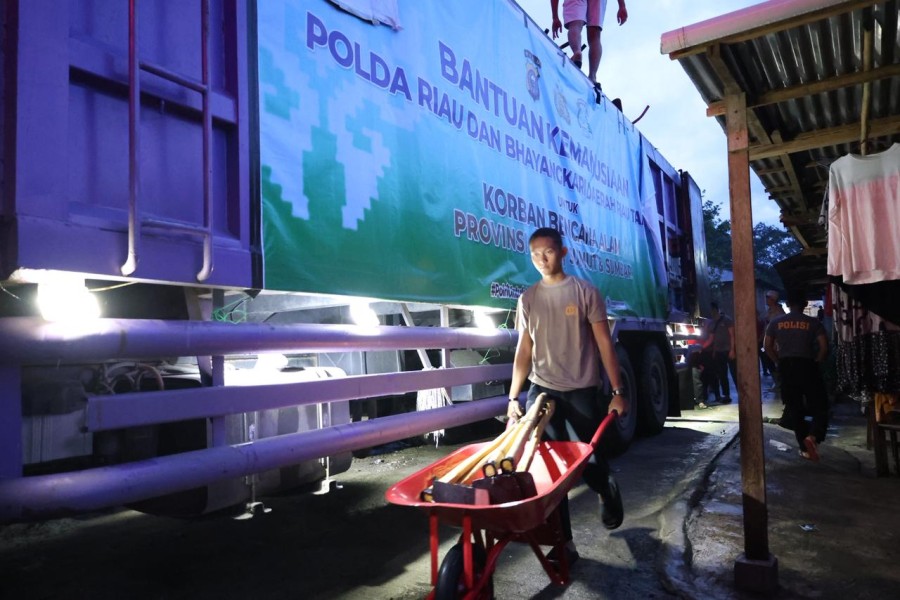 Tim Relawan Polda Riau Bersama Masyarakat Gesa Pembersihan Lumpur.