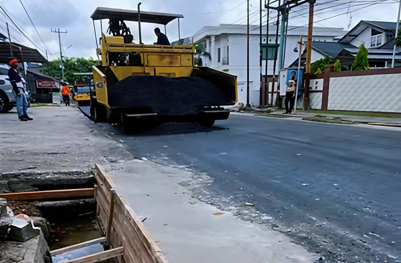 Jalan Diaspal Ulang, Pemko Pekanbaru Juga Benahi Drainase Jalan Sekolah