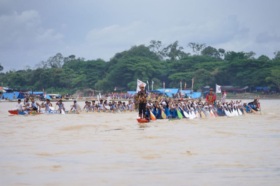 Festival Pacu Jalur TelahbDibuka, Sekdaprov Riau Harap Bisa Mengangkat Ekonomi Masyarakat Kuansing