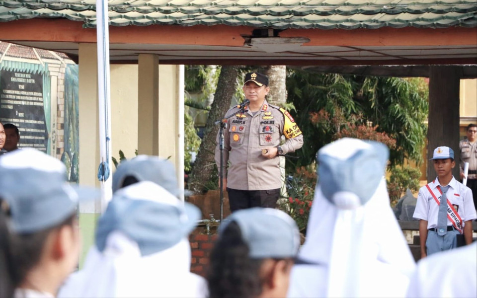 Beri Motivasi Siswa Siswi SMA N 1 Dayun, Lewat Program Police Goes to School Kapolres Siak Juga Ingatkan Bahaya Hoax, Ciptakan Pilkada Damai