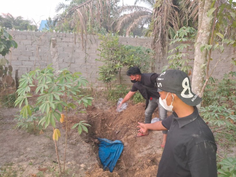 Diduga Dibunuh, Warga Siak Temukan Mayat Mr X Tanpa Busana Terkubur Dikebun.