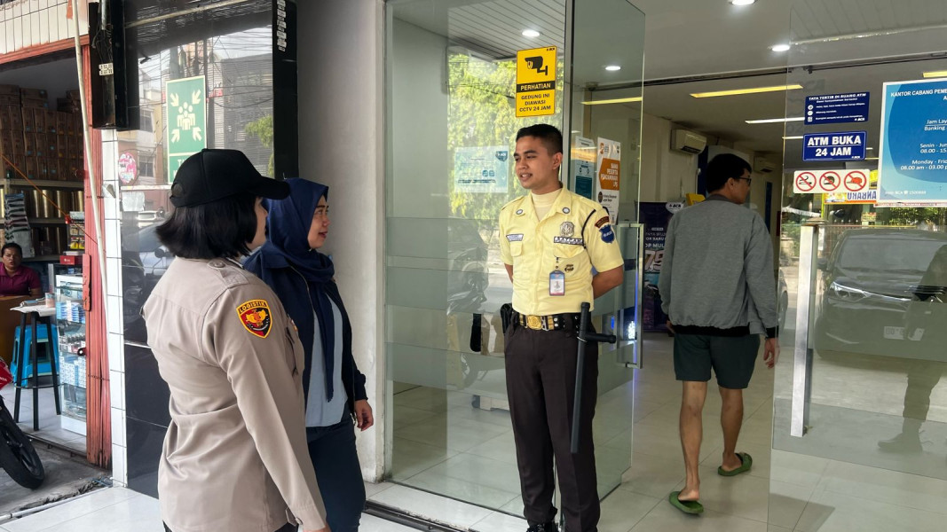 Beri Rasa Aman, Polwan Polresta Pekanbaru Lakukan Patroli Jalan Kaki