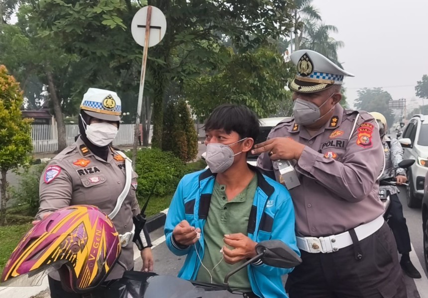 Ditlantas Polda Riau Bagikan 1.000 Masker di Tengah Kabut Asap Pekanbaru