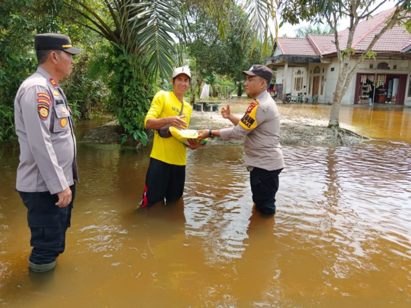 Sinergi Polri dan Masyarakat Bersatu Hadapi Bencana Banjir Kampar Kiri Hilir