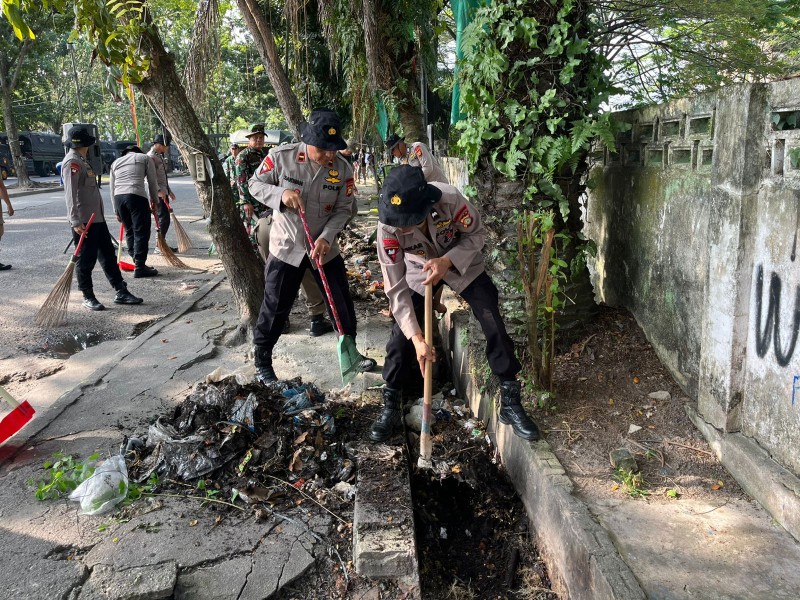 Polda Riau dan Pemkot Pekanbaru Gelar Gotong Royong Sambut Ramadan