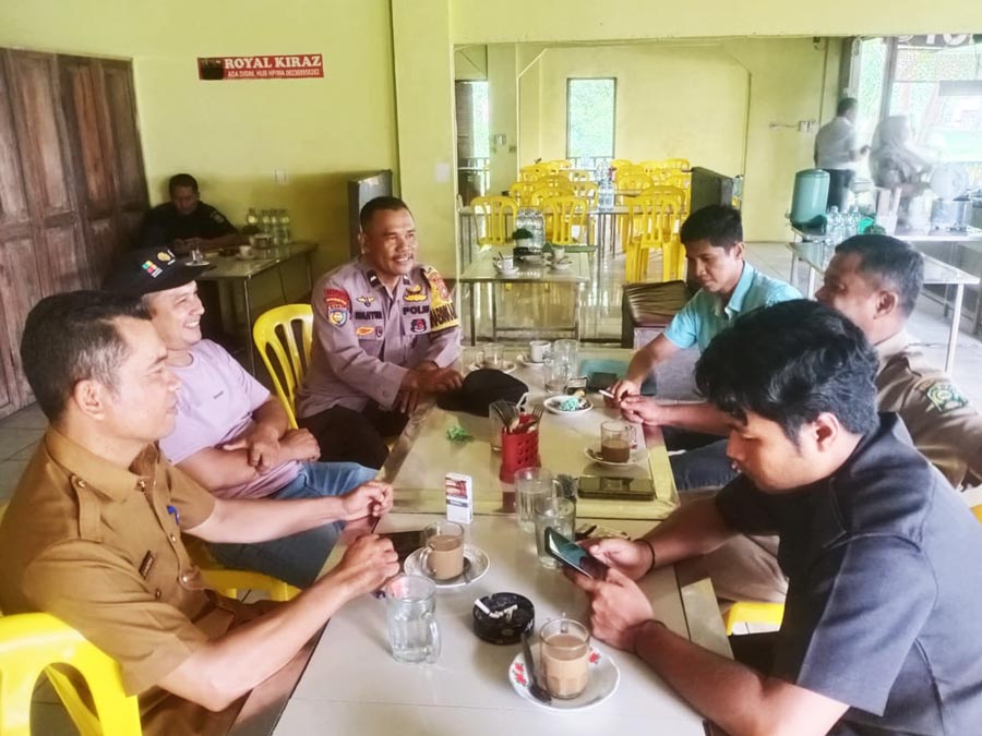 Cooling System Pilkada Damai, Bhabinkamtibmas Sungai Mempura Sambangi Warga Sampaikan Pesan Kamtibmas