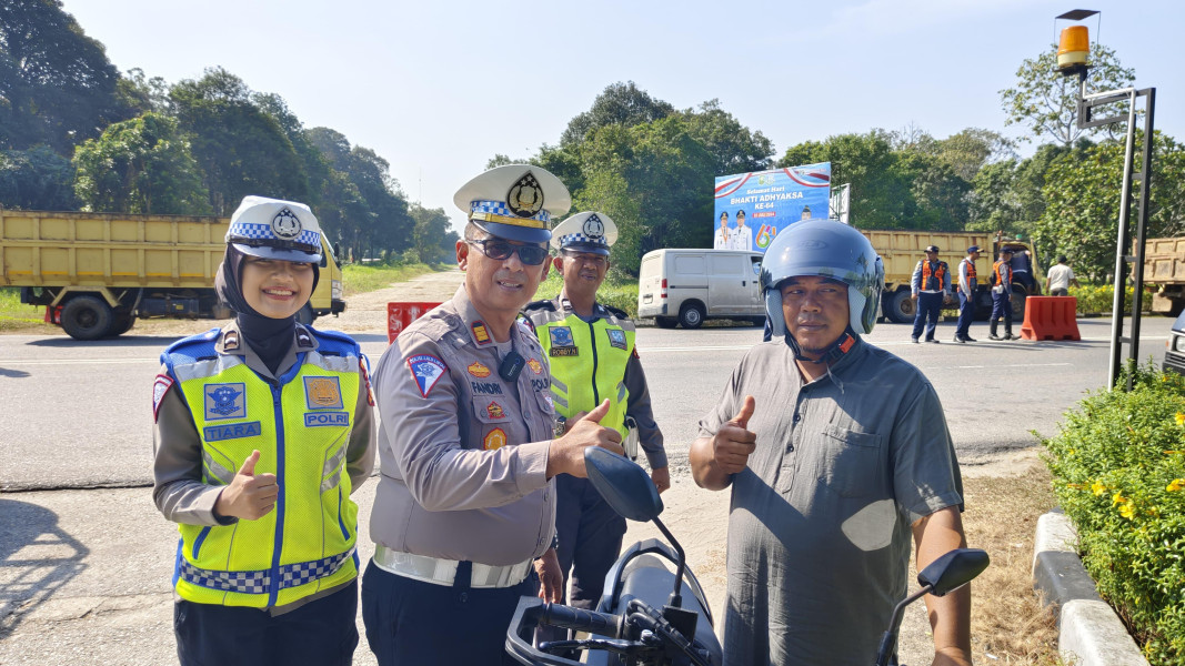 - Kasat Lantas Polres Siak AKP Fandri Bagikan Helm SNI dan Kaca Spion