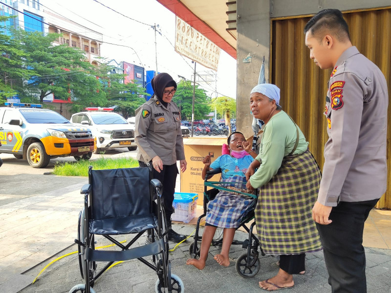 Bansos dan Tali Asih, Polresta Pekanbaru Serahkan Kursi Roda ke Disabilitas
