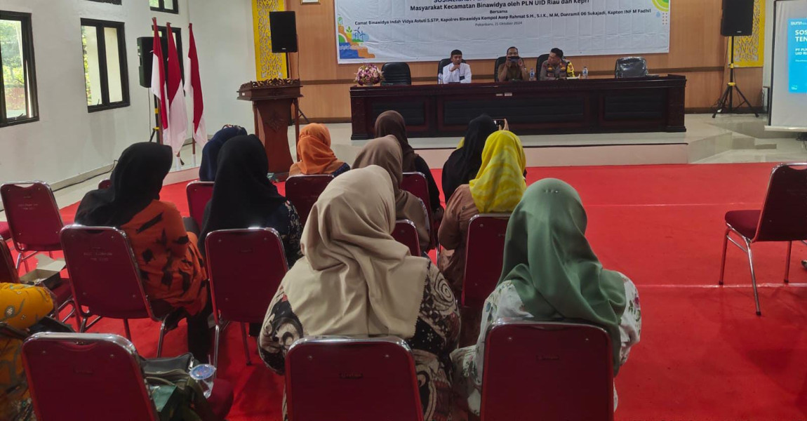 Sasar Ibu-ibu, Bhabinkamtibmas Polsek Binawidya Gelar Cooling System Pemilu Damai 2024