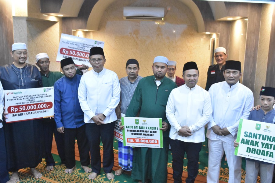 Safari di Dumai, Gubri Abdul Wahid Serahkan CSR BRK Syariah untuk 2 Masjid