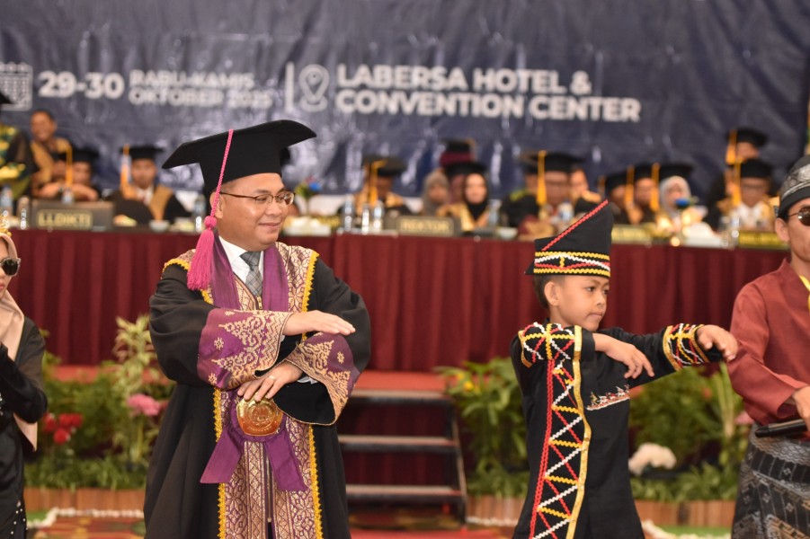 Heboh! Dhika Aura Farming Hadir di Wisuda Unilak