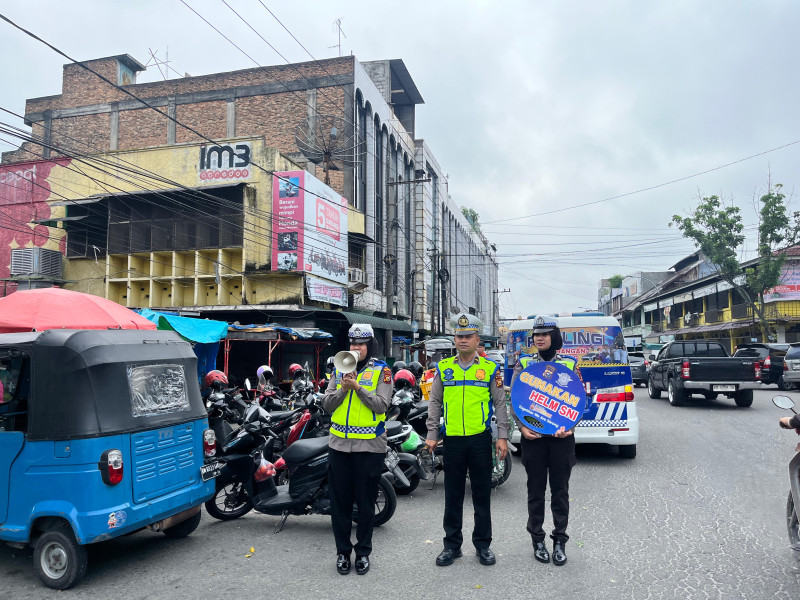 Edukasi Keselamatan Berlalu lintas, Sat Lantas Polresta Pekanbaru Sasar Pedagang Dan Pengendara Roda Dua di Pasar Sago.