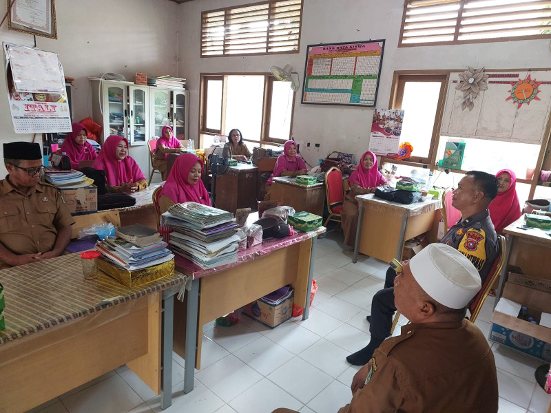 Bhabinkamtibmas Polsek Siak Ajak Guru Sukseskan Pilkada Serentak 2024