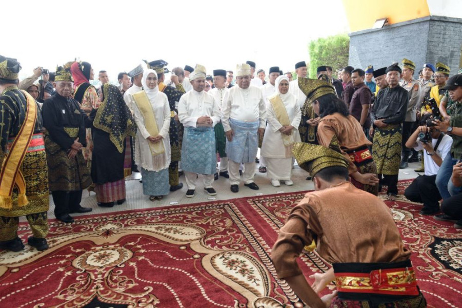 Gubri dan Wagubri Disambut Meriah Dengan Adat Melayu