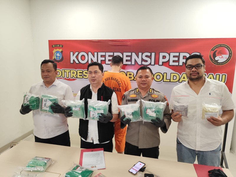 Sabu dan Ekstasi Senilai 15 Milyar Jaringan Internasional Berhasil Diungkap Dit Reserse  Narkoba Polda Riau.