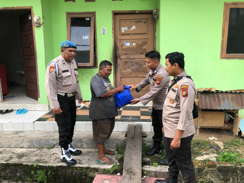 Dukung Keamanan Pemilu, Polsek Kawasan Pelabuhan Pekanbaru Gelar Jumat Berkah di Sekitar Pelabuhan Rakyat