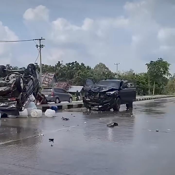 Mengantuk Saat Berkendara, Fortuner Tabrak L300 di Kampar