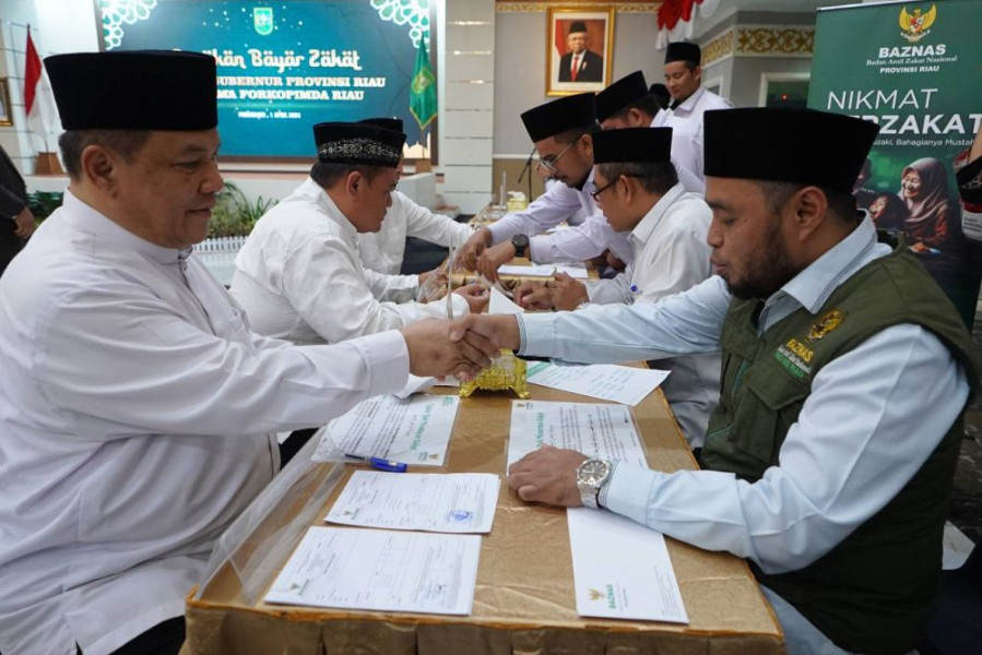 Pj Gubri SF Hariyanto Bayar Zakat ke Baznas Riau