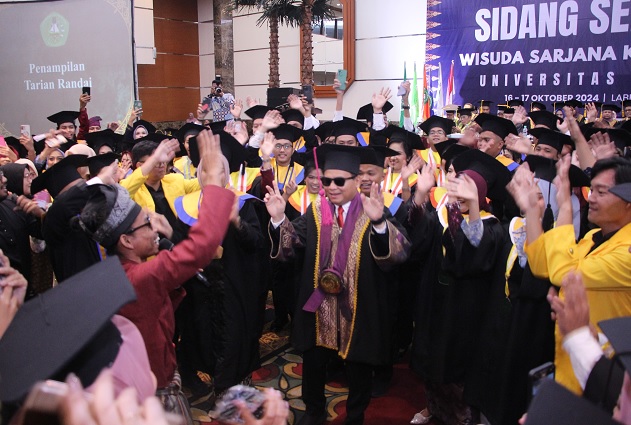 Tari Piring, Randai Kuansing Penyempurna Kebahagian Orang Tua dan Wisudawan Unilak 2024