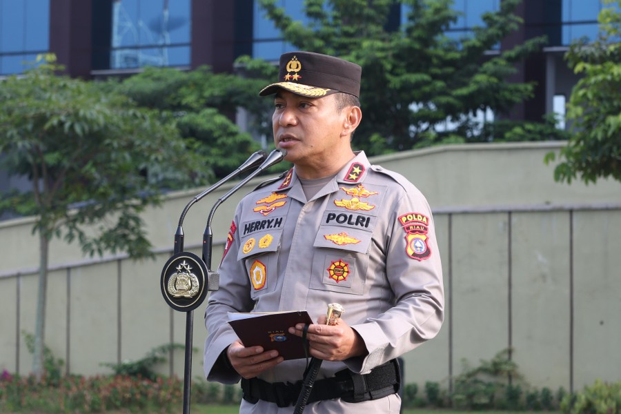 Kapolda Riau Pimpin Upacara Kenaikan Pangkat dan Pemberian Penghargaan Personel Berprestasi