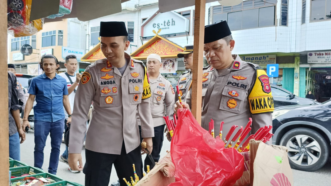 Dalam Rangka Ops Tertib Ramadhan 2025, Kapolres Kuansing Monitoring Pasar Ramadhan di Kuantan Tengah