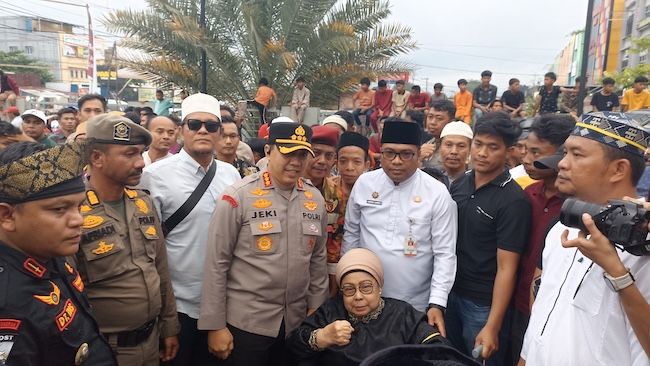 Ratusan Warga Panam Demo Tuntut Chromatic Karaoke Family Ditutup