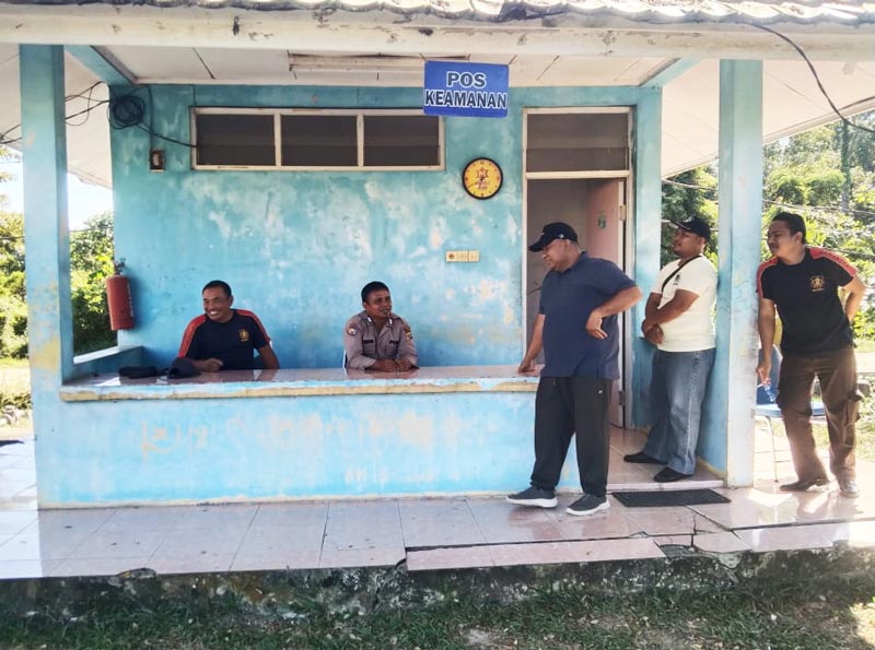 Sambangi Security Pasar Belantik Siak, Bhabinkamtibmas Ajak Kolaborasi Sampaikan Pesan Pilkada Damai