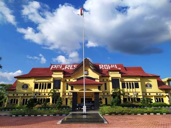 Puluhan Warga Sintong Datangi Mapolres Rokan Hilir, Pertanyakan Penanganan Dugaan Pencurian dan Asusila