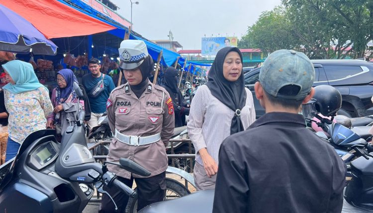 Polwan Polresta Pekanbaru Lakukan Patroli Jalan Kaki di Lokasi Keramaian