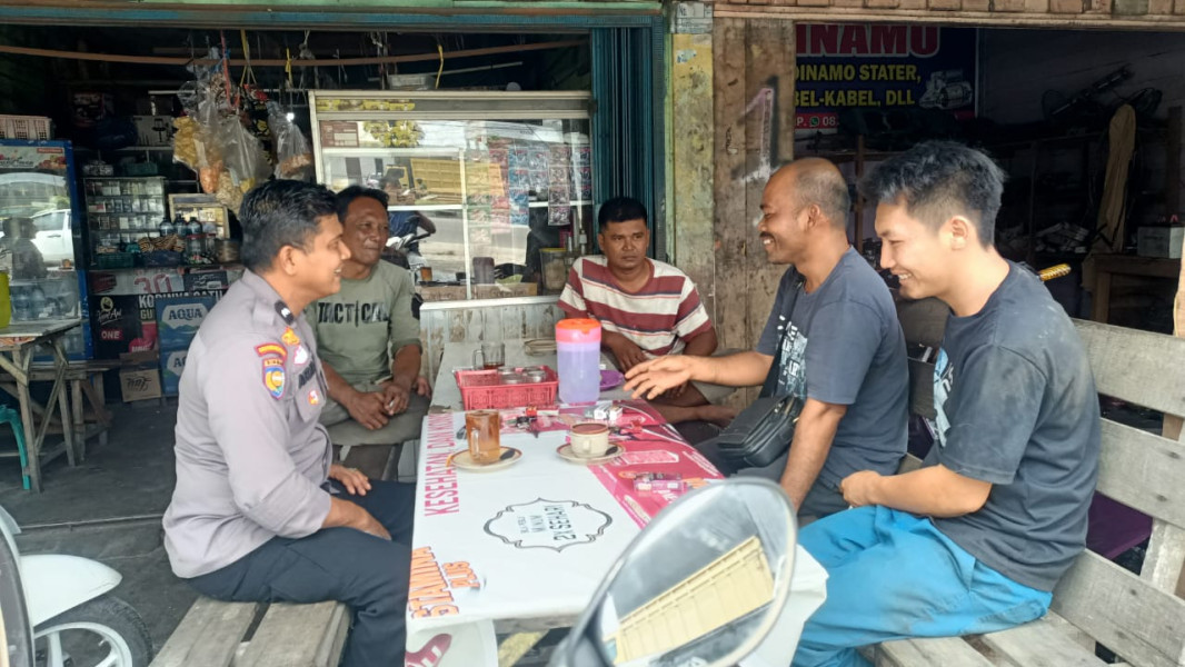 Cooling System, Bhabinkamtibmas Polsek Binawidya Sambangi Warga di Warung Kopi