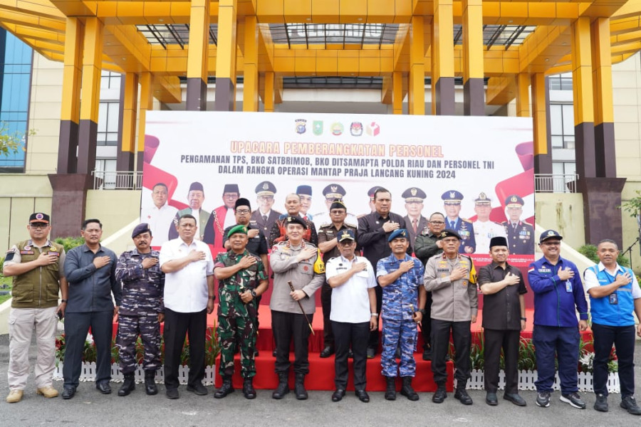 Pj Gubri Dampingi Kapolda Riau Lepas 1.615 Personel untuk Pengamanan Pilkada